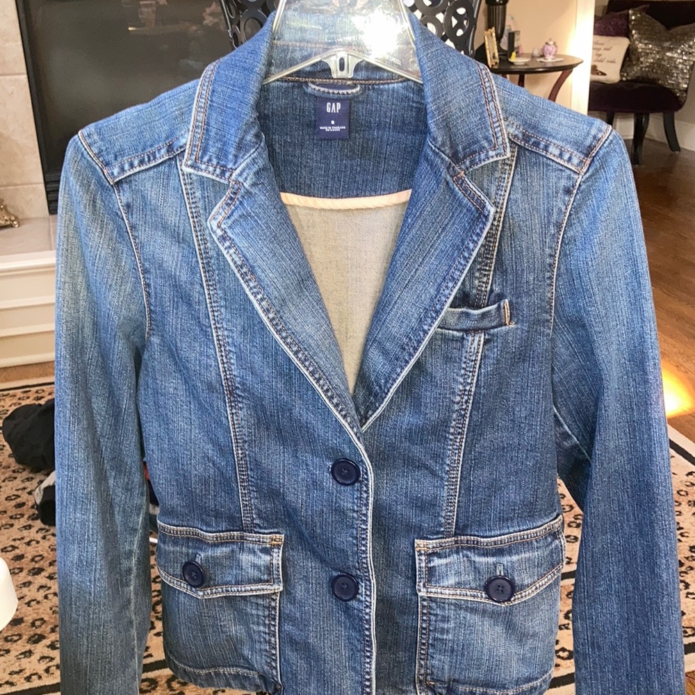 Gap women’s jean jacket fitted like a two button blazer with Spandex size 8